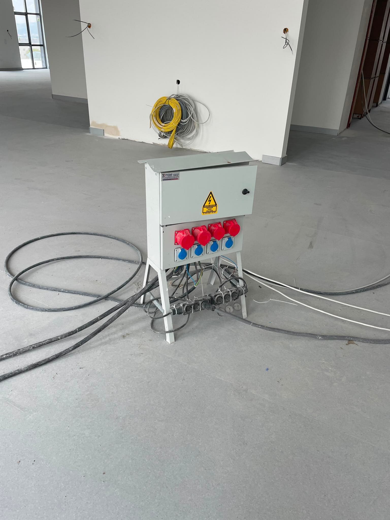 Düzenli ve etiketlenmiş elektrik panosu